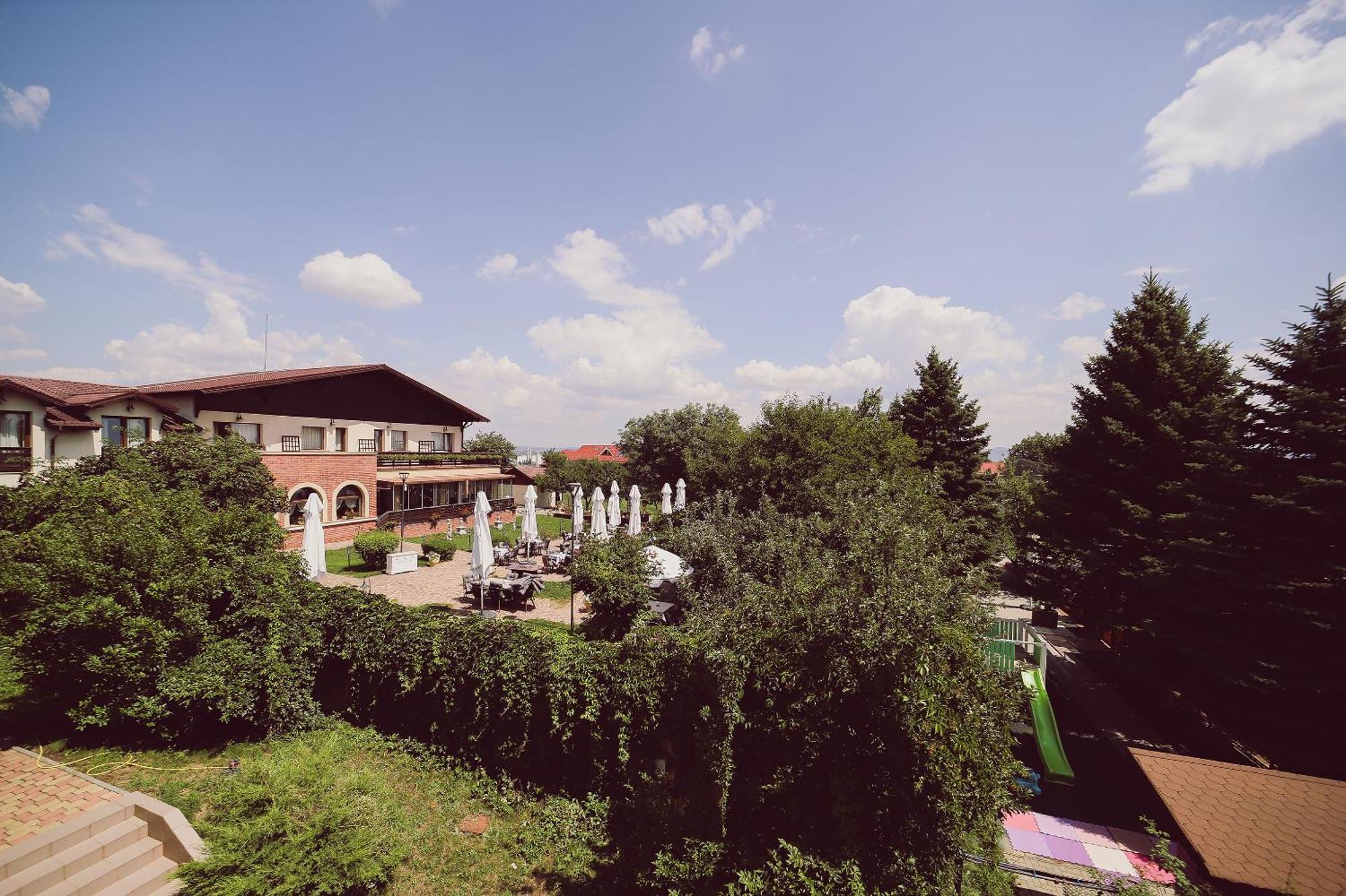 Hotel Karo Bacău Exterior foto